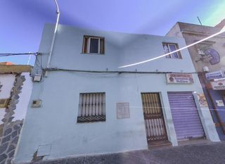 Maison jumelée à Bajadilla - Fuente Nueva. Vivienda con ocupas