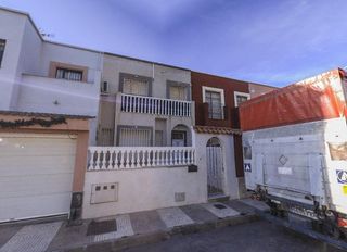 Casa adossada a Carretera Mojonera - Cortijos de Marín. Venta de vivienda unifamiliar independiente en roquetas de mar,