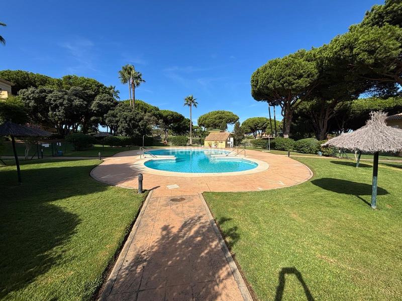 Foto 6b8524e6-4acc-46a8-9bc7-c99176ed4f76. Casa adossada amb piscina a Novo Sancti Petri Chiclana de la Frontera