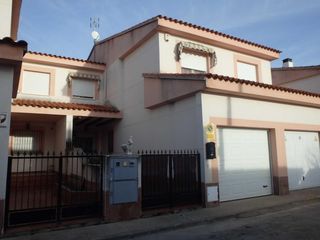 Maison jumelée à Cazalegas. Venta de adosado en cazalegas, toledo. activo inmobiliario sin p