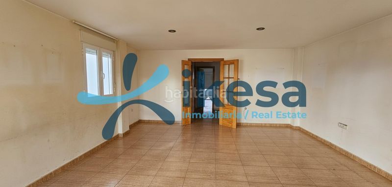 Foto fe8053c4-4f5d-42a9-a394-722616c490c1. Casa adossada amb aparcament a Loja
