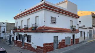 Casa adossada a Puerto Serrano. Inmueble en cesión de remate