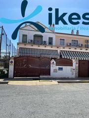 Maison jumelée à Núcleo Urbano. Venta de casa adosada en aljaraque, huelva. venta en oferta flas