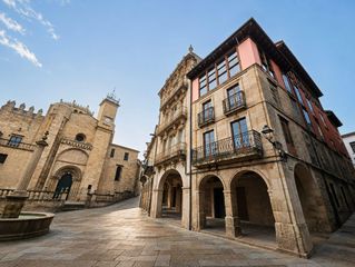 Edifici a Plaza del trigo 3. Edificio histórico en el corazón de ourense, junto a la catedral