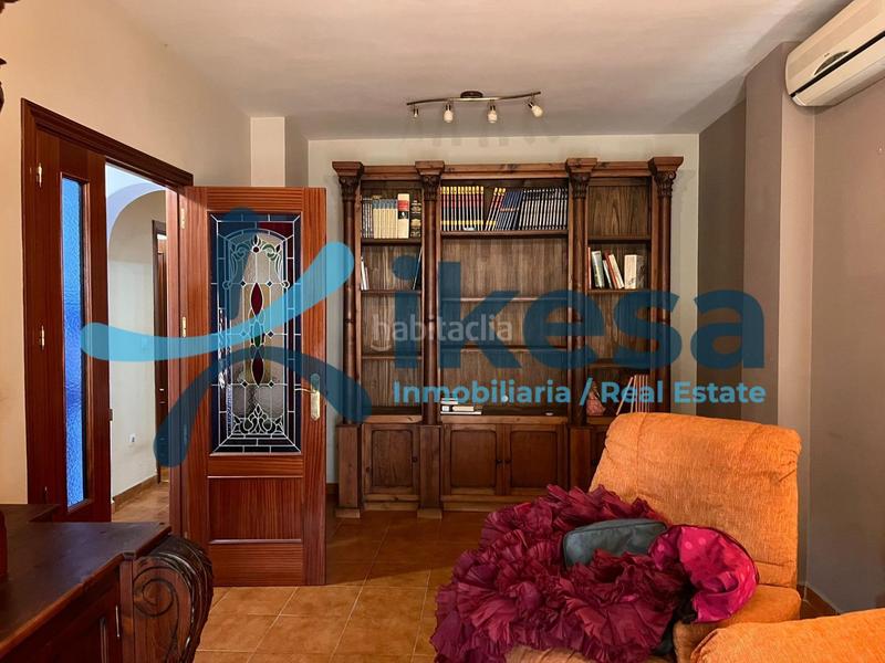 Foto 485b009e-b32c-40ac-be6c-8ec4c27bf783. Casa adossada amb aparcament a Morón de la Frontera