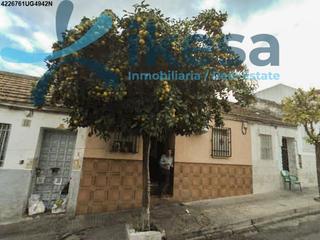 Semi detached house in Campo de la Verdad - Miraflores. Venta de casa en córdoba. venta en cesión de remate.