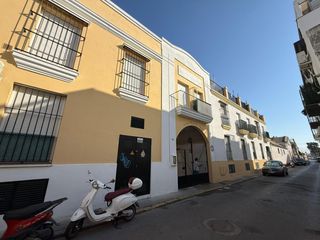 Car parking in El Pino-Bajo de Guía. Plaza de garaje en calle trasbolsa sanlúcar de bda.