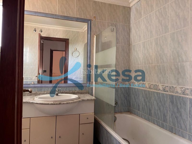 Foto 0349f6de-b13f-43fb-8b09-b5bd5fa6dc6d. Piso  en venta vpo , con terraza en Salesianos Utrera