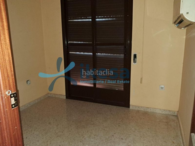 Foto dc16275d-1e9b-4e4b-92d0-33e223d243f7. Casa adossada a Puente Genil