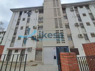 Piso en Plaza motril 22. Piso en el sector sur. pr�ximo al campo de futbol .