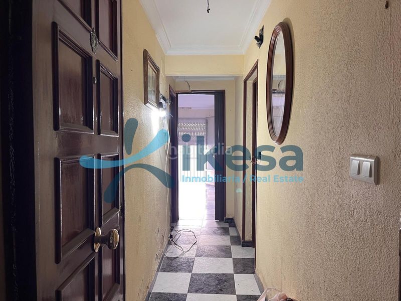 Foto 4e2c94cb-315f-4763-9a47-d9601bc2e1a4. Piso vivienda en planta primera para reforma integral en Utrera