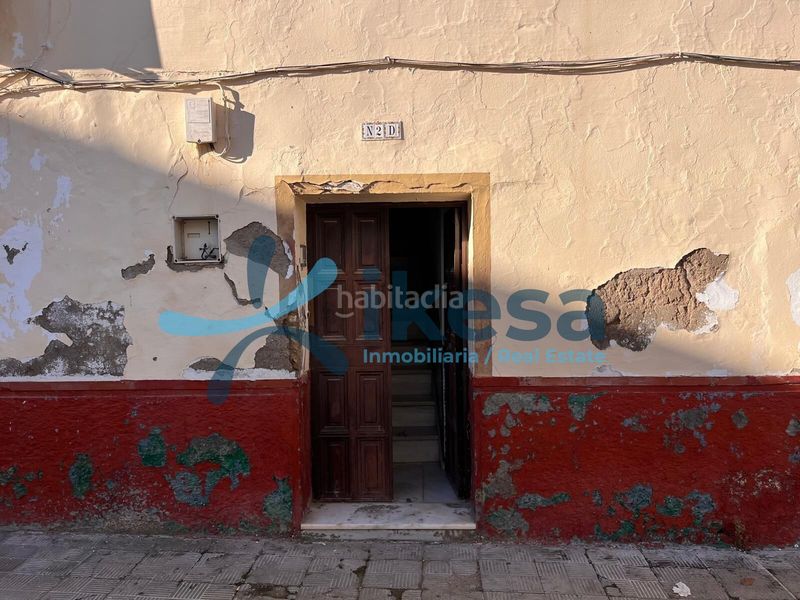 Foto 517ba8f1-2b02-46bf-836f-2d622bd45804. Piso vivienda en planta primera para reforma integral en Utrera