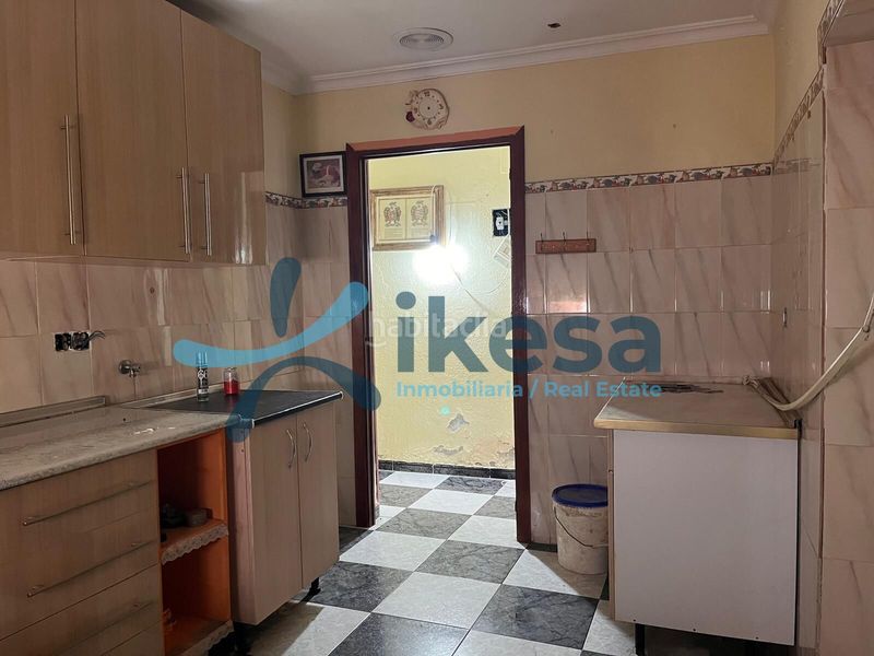 Foto 60639893-6042-4e38-845b-2f50a2d41484. Piso vivienda en planta primera para reforma integral en Utrera