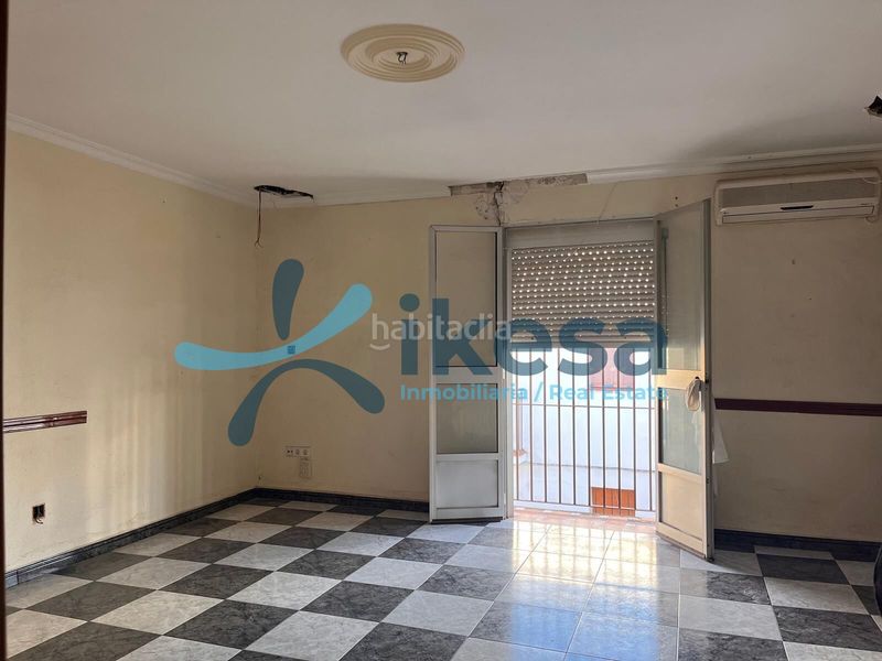 Foto 6dc2a79c-297a-4cce-96bb-ce879231cd26. Piso vivienda en planta primera para reforma integral en Utrera