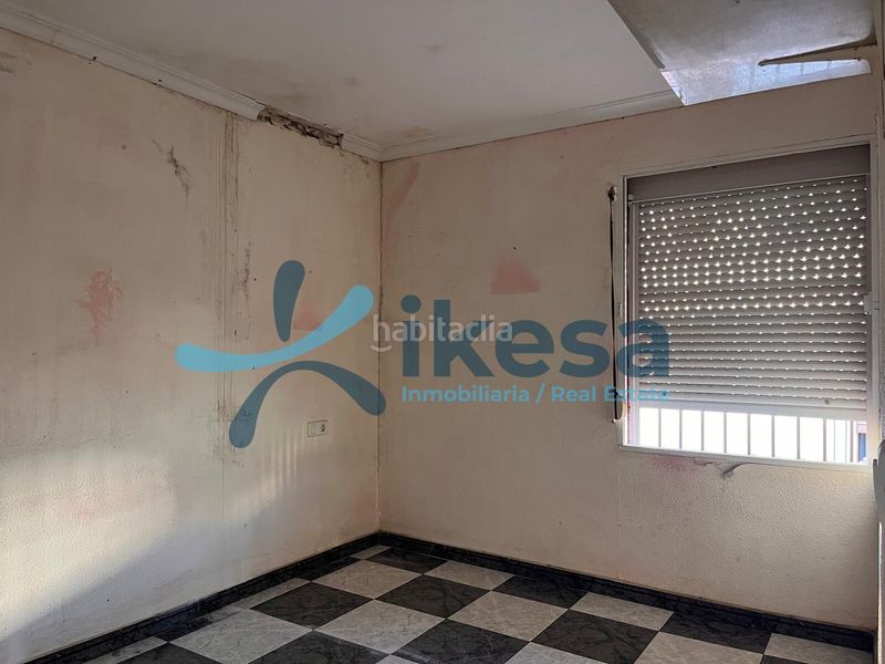 Foto 7073622f-e263-48ca-bd42-fa740eb4a099. Piso vivienda en planta primera para reforma integral en Utrera