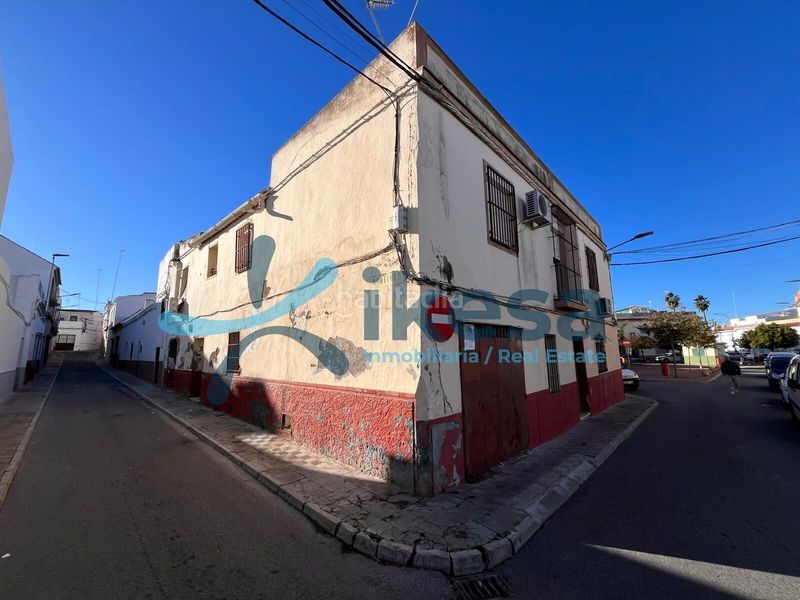 Foto 70ed8c5f-6dc7-46cc-a877-7d8eaf25010e. Piso vivienda en planta primera para reforma integral en Utrera