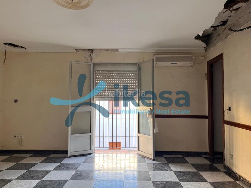 Foto 781a8eb2-bac5-4d54-a372-c78a2f3f6f45. Piso vivienda en planta primera para reforma integral en Utrera