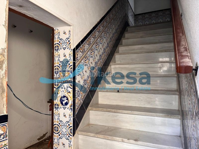 Foto 851519c7-6c6a-40fd-8fad-51dacbf5a8e3. Piso vivienda en planta primera para reforma integral en Utrera