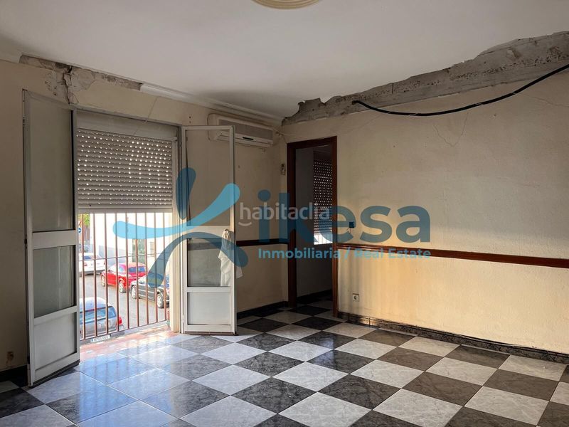 Foto 9741f8bc-bfa6-4d7b-90ea-c47260f8426e. Piso vivienda en planta primera para reforma integral en Utrera