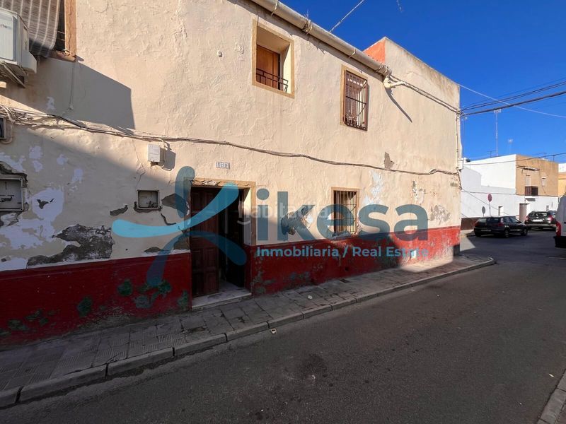 Foto bba9cffc-a2bc-4133-ad8a-b193fe23292d. Piso vivienda en planta primera para reforma integral en Utrera