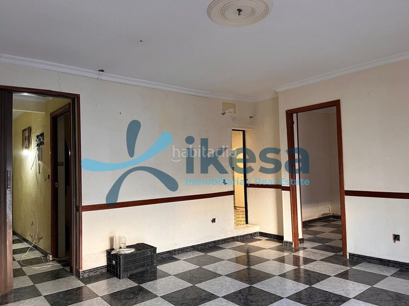 Foto cc7f21c3-b704-445b-8eca-c70e911ba87c. Piso vivienda en planta primera para reforma integral en Utrera