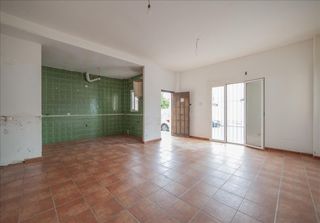 Pis en Calle carmen laffon 3. Venta de piso tapiado en planta baja, burguillos  sevilla