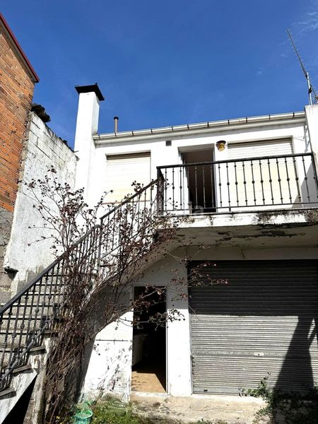 Foto a0c513e2-a3c0-4d98-a3e0-4004f36a482e. Casa adossada amb aparcament a Verín