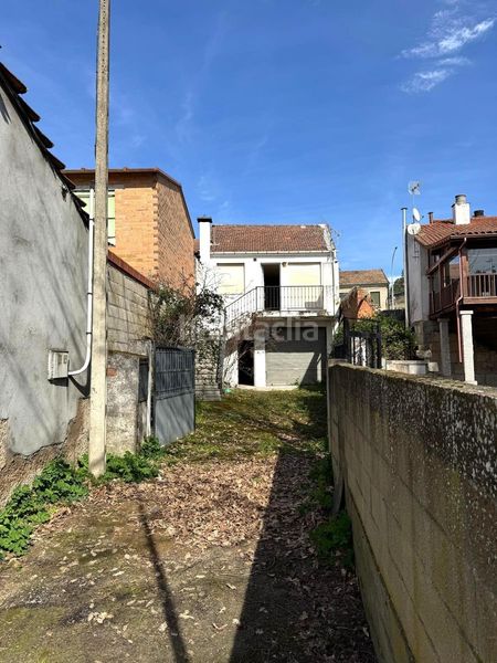 Foto b14fb905-b03d-4881-8654-b34756ef63be. Casa adossada amb aparcament a Verín