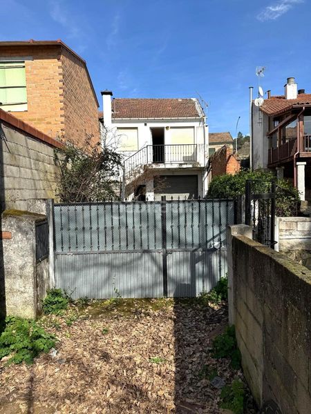 Foto c9c0f496-6222-494e-a1b3-a7586f7485f9. Casa adossada amb aparcament a Verín
