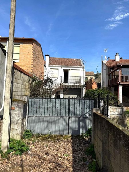 Foto e18d0974-8263-46b7-844b-0c9aca288358. Casa adossada amb aparcament a Verín