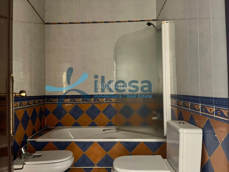 Foto b2af66ff-aec8-45e1-ba07-e6232b542a98. Casa adossada a Coronil (El)