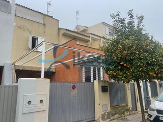 Maison jumelée à Castilleja de la Cuesta. Adosado en venta con patio, castilleja de la cuesta