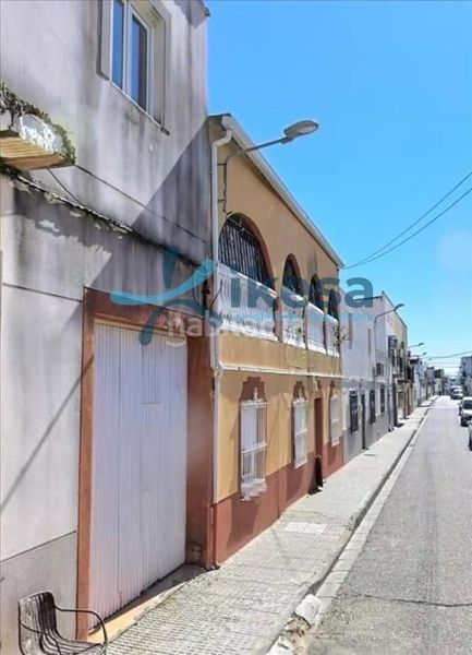 Foto 5664588c-288f-46f6-90a6-c4021a626c1a. Casa adossada a Este Mérida
