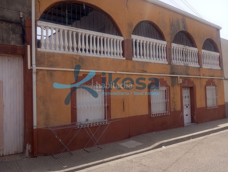 Foto b9855a59-dc22-45cb-94b1-158560cfc998. Casa adossada a Este Mérida