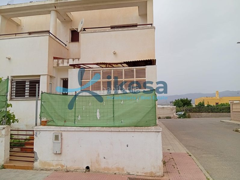 Foto bd065bd0-0ef0-41a6-b849-290e10878bfe. Casa adossada amb aparcament a San Isidro - Campohermoso Níjar