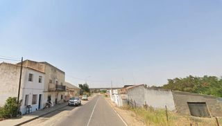 Semi detached house in Oeste. Adosado en venta en merida para reformar