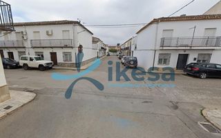 Casa adossada a Baeza. Venta de vivienda unifamiliar adosada en baeza, jaén. activo inm