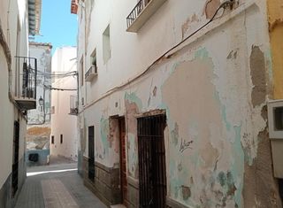 Casa adossada a Baza. Oportunidad para reformar en baza granada