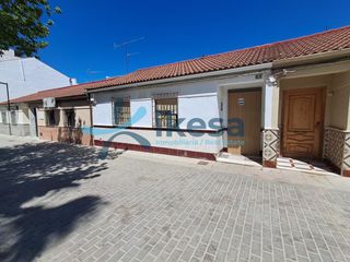 Casa a schiera in El Valle. Venta de casa adosada de pueblo con patio y terraza en lucena  c