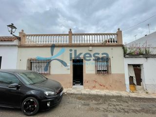 Maison jumelée à Centro. Venta de casa adosada en bormujos  sevilla