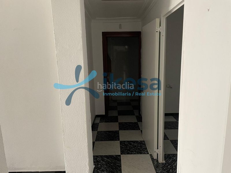 Foto ad3e5b2d-14bd-481f-b355-c8ad93350927. Casa adossada a Centro Bormujos