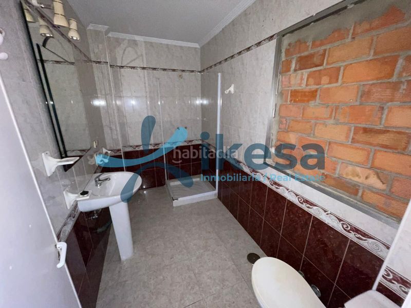 Foto e8a72dfd-9f8c-45ec-8a57-1a21f79fac86. Casa adossada a Centro Bormujos