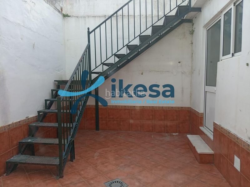 Foto ecc91dba-4ca7-4894-8be3-1ba5fdb6a3e2. Casa adossada a Almonte Almonte
