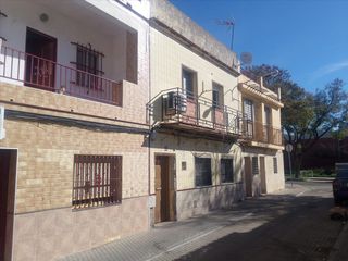 Casa a schiera in Calle torrelodones 85. Adosado a reformar en sevilla