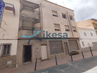 Local Comercial a Pozo Alcón. Edificio compuesto de 1 local y 2 viviendas en venta en pozo alc
