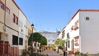 Casa adossada a Cabezas de San Juan (Las). Venta de casa adosada sin posesión no visitable en las cabezas d