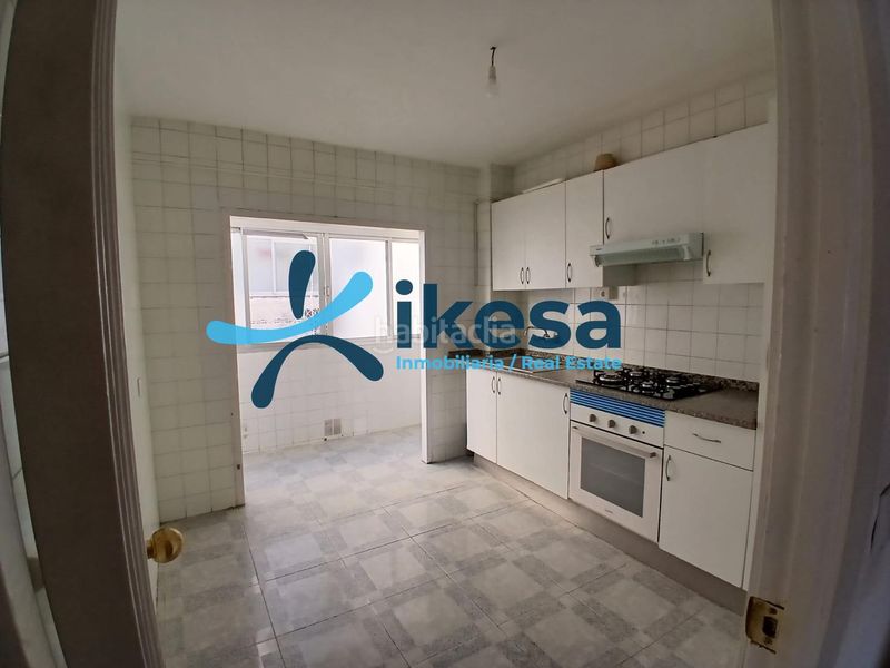 Foto b35ba670-1e46-412d-8b64-70f87067faf0. Pis a puerto de Estepona Estepona
