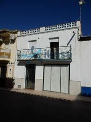Maison à Mengíbar. Venta de casa en mengíbar, jaén. activo inmobiliario sin posesió