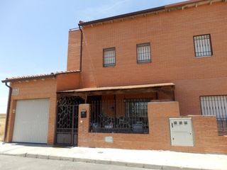 Reihenhaus in Chozas de Canales. Venta de adosado en la provincia de toledo sin posesión