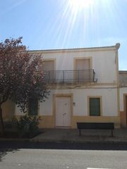 Haus in Alcolea de Calatrava. Venta de adosado en ciudad real sin posesión